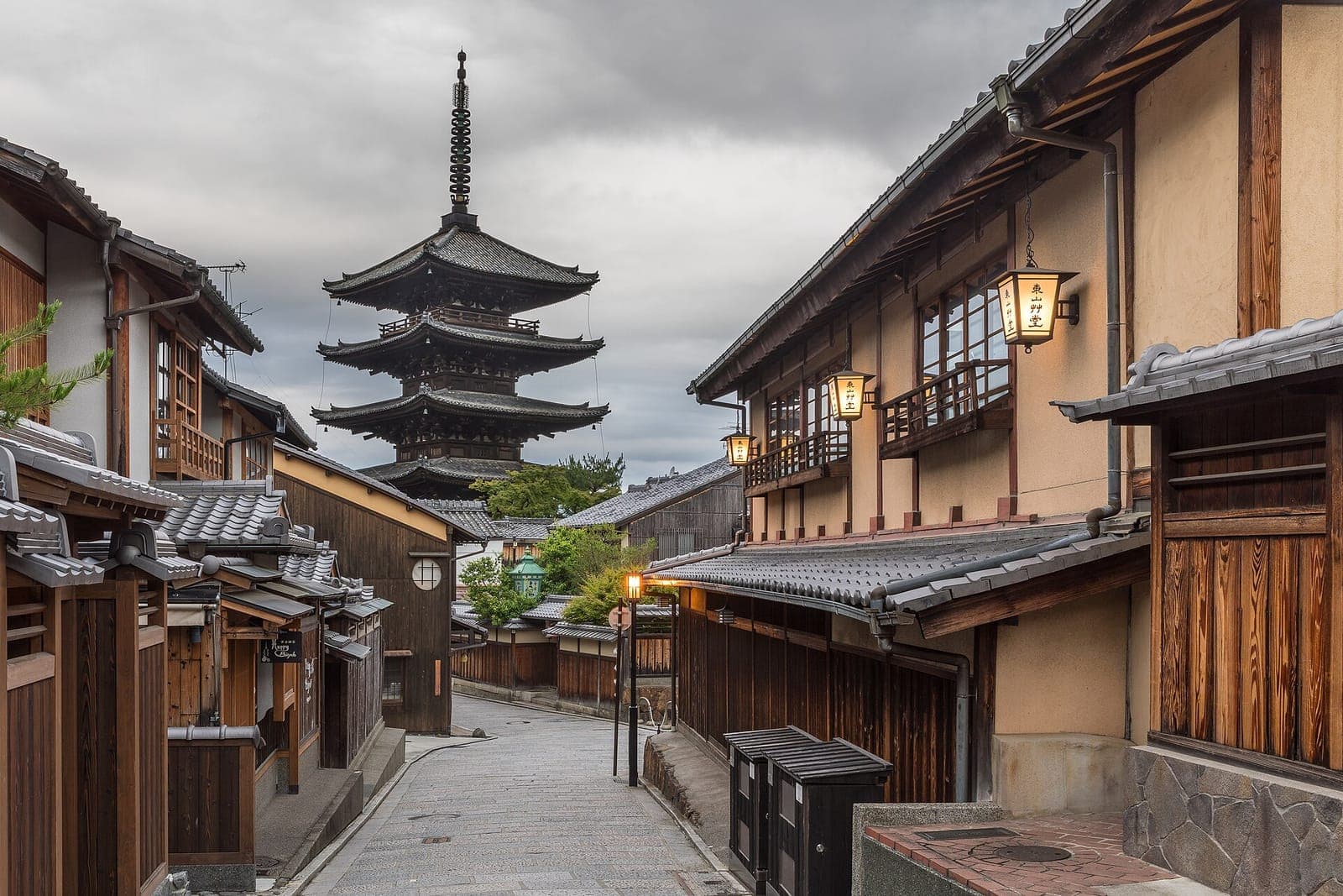Yasaka-dori street and Hokan-ji pagoda, Kyoto