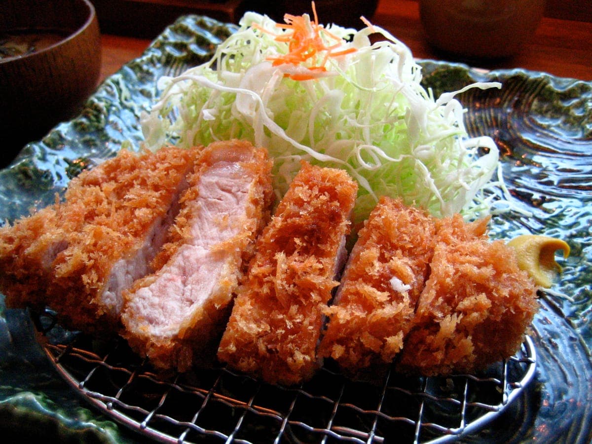 Sliced tonkatsu with shredded cabbage