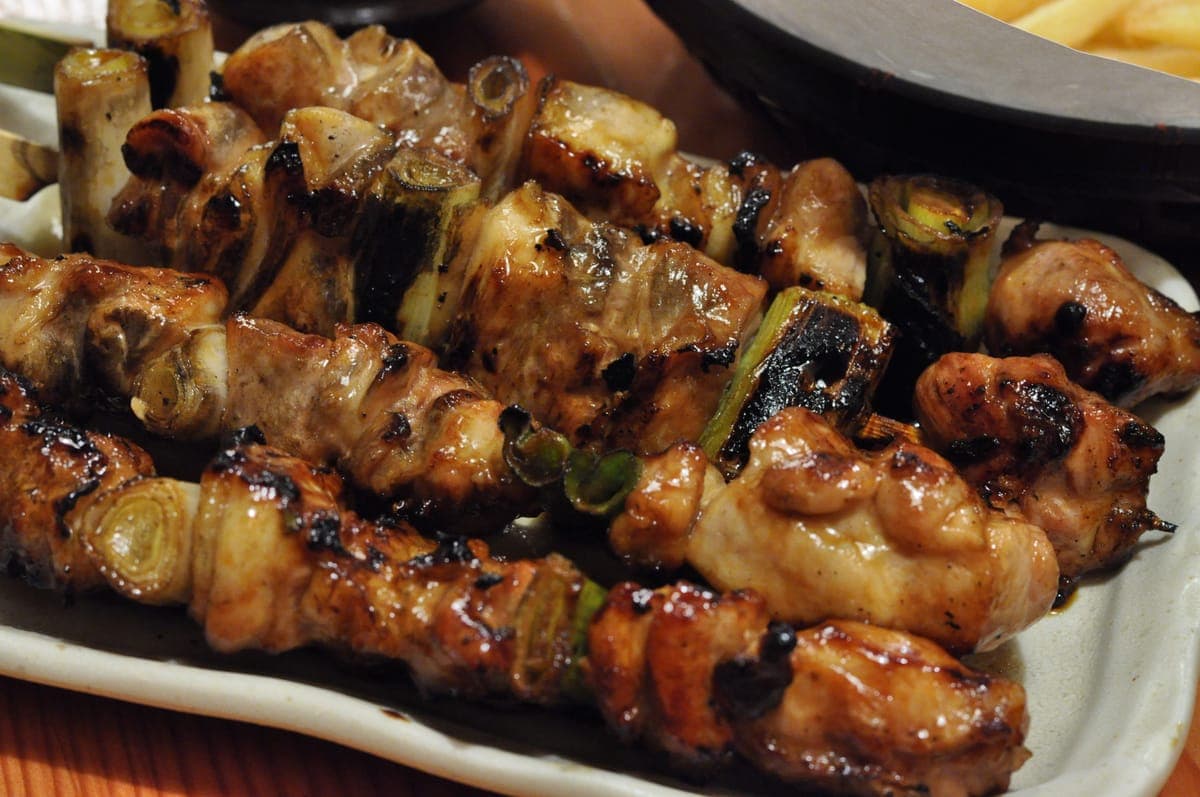 Grilled chicken and green onion skewers (negima yakitori)