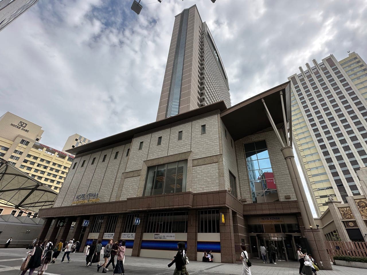 Hotel Keihan Universal Tower, con el nombre del hotel sobre la entrada