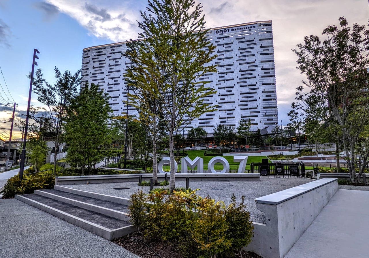 Exterior de OMO7 Osaka con su jardín
